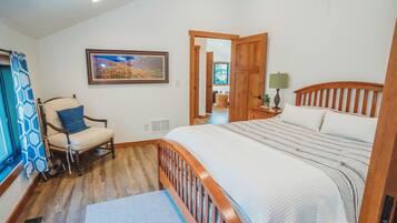 2 soverom, skrivebord, strykejern/-brett og wi-fi