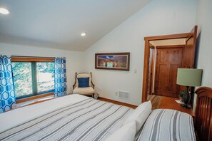 2 bedrooms, desk, iron/ironing board, WiFi