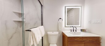 Comfortable Coastal Retreat with Two Queen Beds - Suite Room