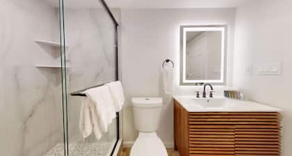 Comfortable Coastal Retreat with Two Queen Beds - Suite Room