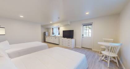 Comfortable Coastal Retreat with Two Queen Beds - Suite Room