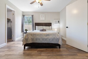 1 bedroom, desk, iron/ironing board, WiFi - La Casita – Guesthouse with Private Outdoor Space (Buda)