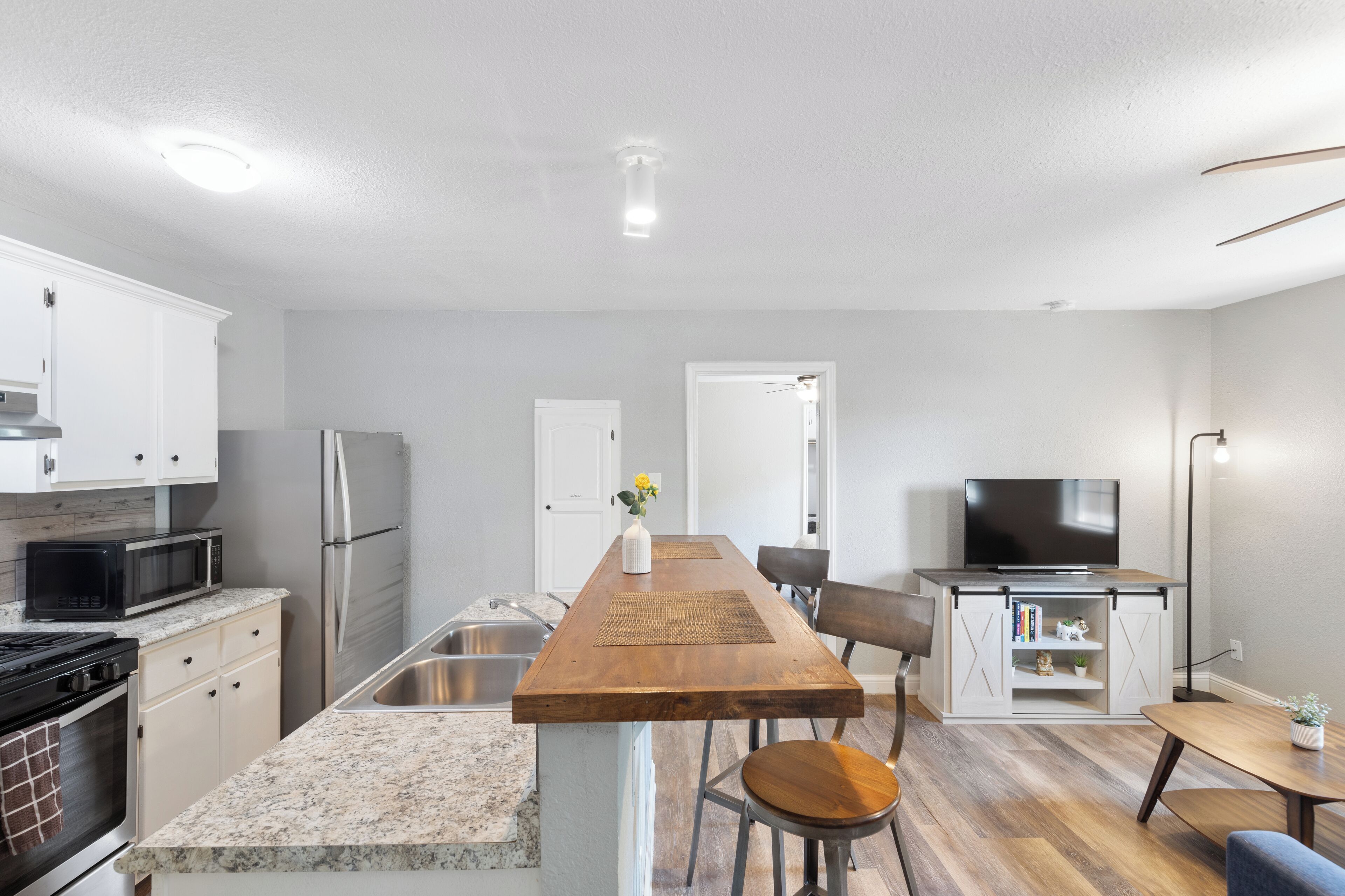 雪櫃、微波爐、焗爐、爐具