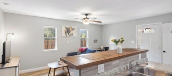 La Casita - Cozy Stay w/yard and Fast Wi-Fi