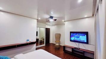 Habitación Deluxe, balcón | Minibar, escritorio, espacio para trabajar con un portátil