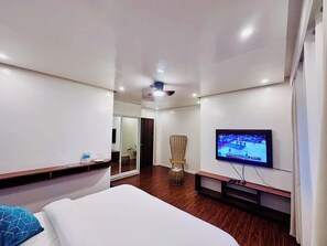 Camera Deluxe, balcone | Minibar, una scrivania, postazione laptop, tende oscuranti