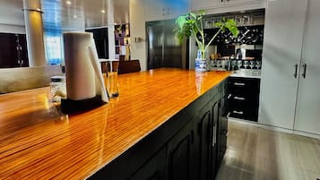 デラックス ルーム バルコニー | 共用キッチン | コンロ、電気ポット、調理器具と食器