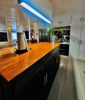 Camera Deluxe, balcone | Cucina condivisa | Piano cottura, bollitore elettrico, pentole/stoviglie/utensili