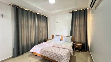 3 bedrooms, desk, iron/ironing board, free WiFi