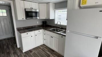 Frigorífico, microondas, placa de cocina y cafetera o tetera
