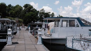 Un puerto deportivo con barcos amarrados a lo largo de un paseo de baldosas.