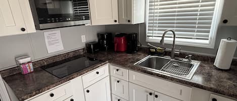 Refrigerador, microondas, parrilla de estufa y cafetera y tetera