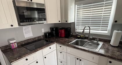 Charming land accessible houseboat in Morristown