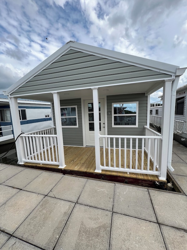 Exterior detail - Charming land accessible houseboat in Morristown (Morristown)