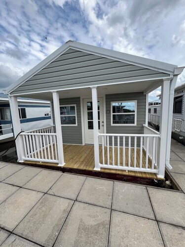 Charming land accessible houseboat in Morristown