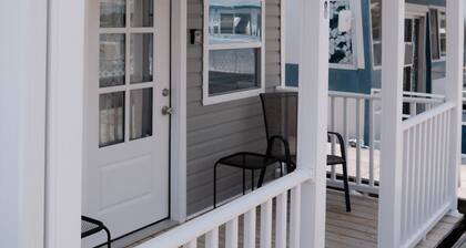 Charming land accessible houseboat in Morristown