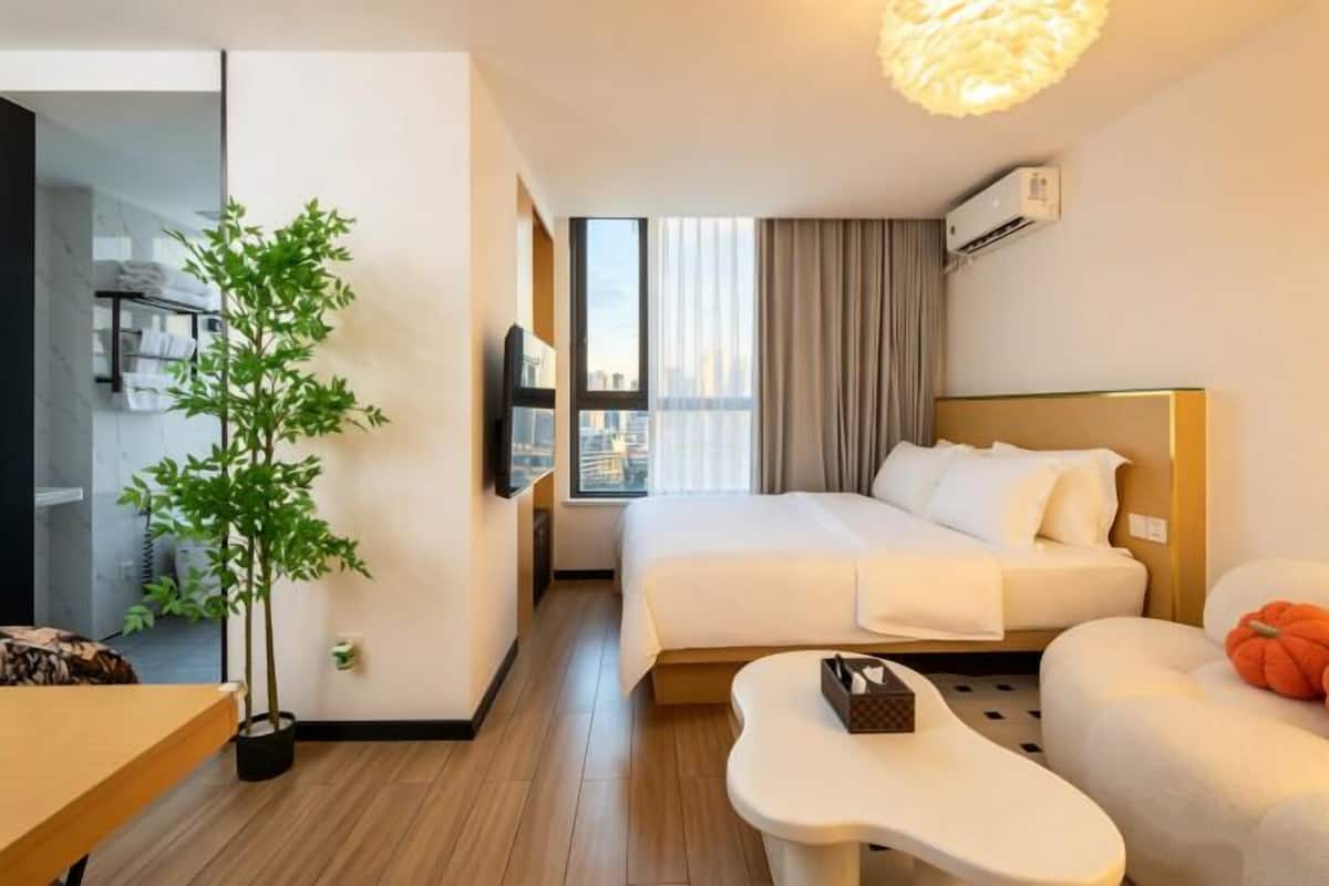 Memory foam beds, minibar, individually furnished, desk