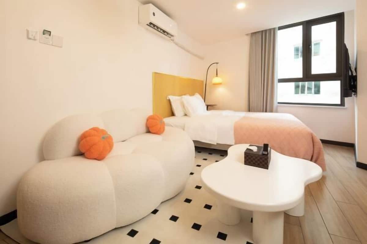 Memory foam beds, minibar, individually furnished, desk