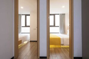 Estudi en suite estàndard | Matalassos d'escuma viscoelàstica, minibar i mobiliari individual