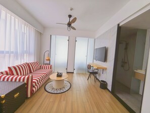 Suite estudio superior | Colchones viscoelásticos, minibar, mobiliario individual y escritorio