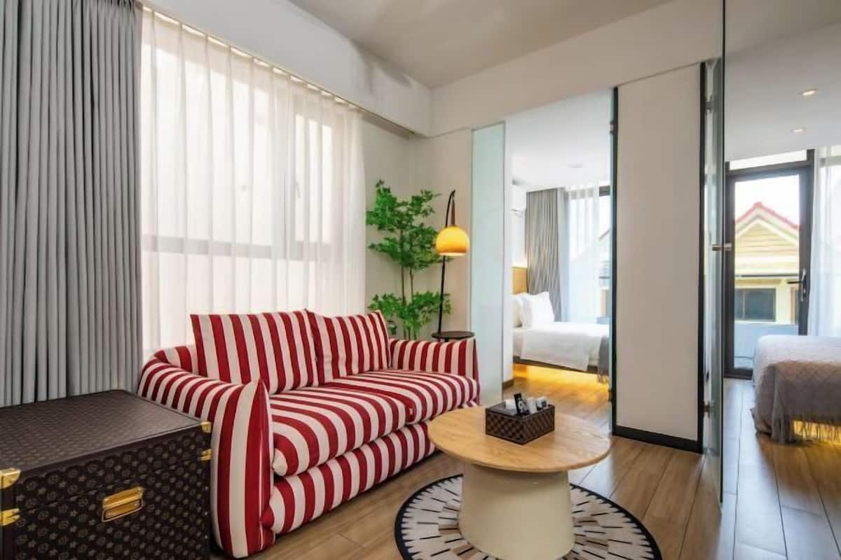 Memory foam beds, minibar, individually furnished, desk