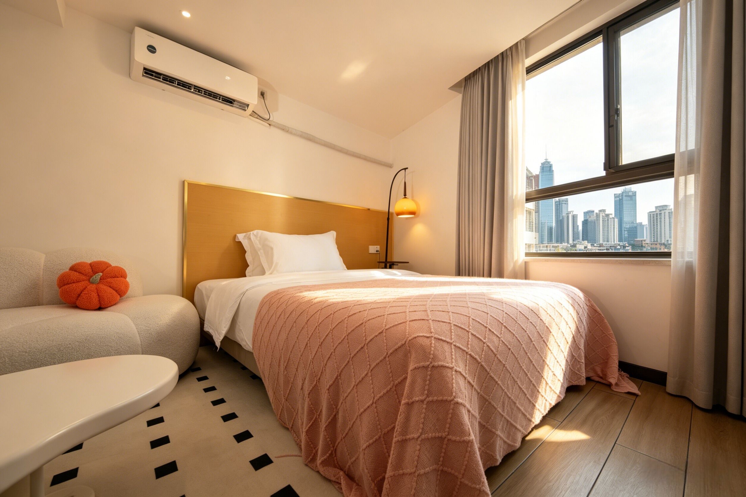 컴포트 더블룸, 퀸사이즈침대 1개 | 메모리폼 침대, 미니바, 각각 다르게 가구 비치, 책상