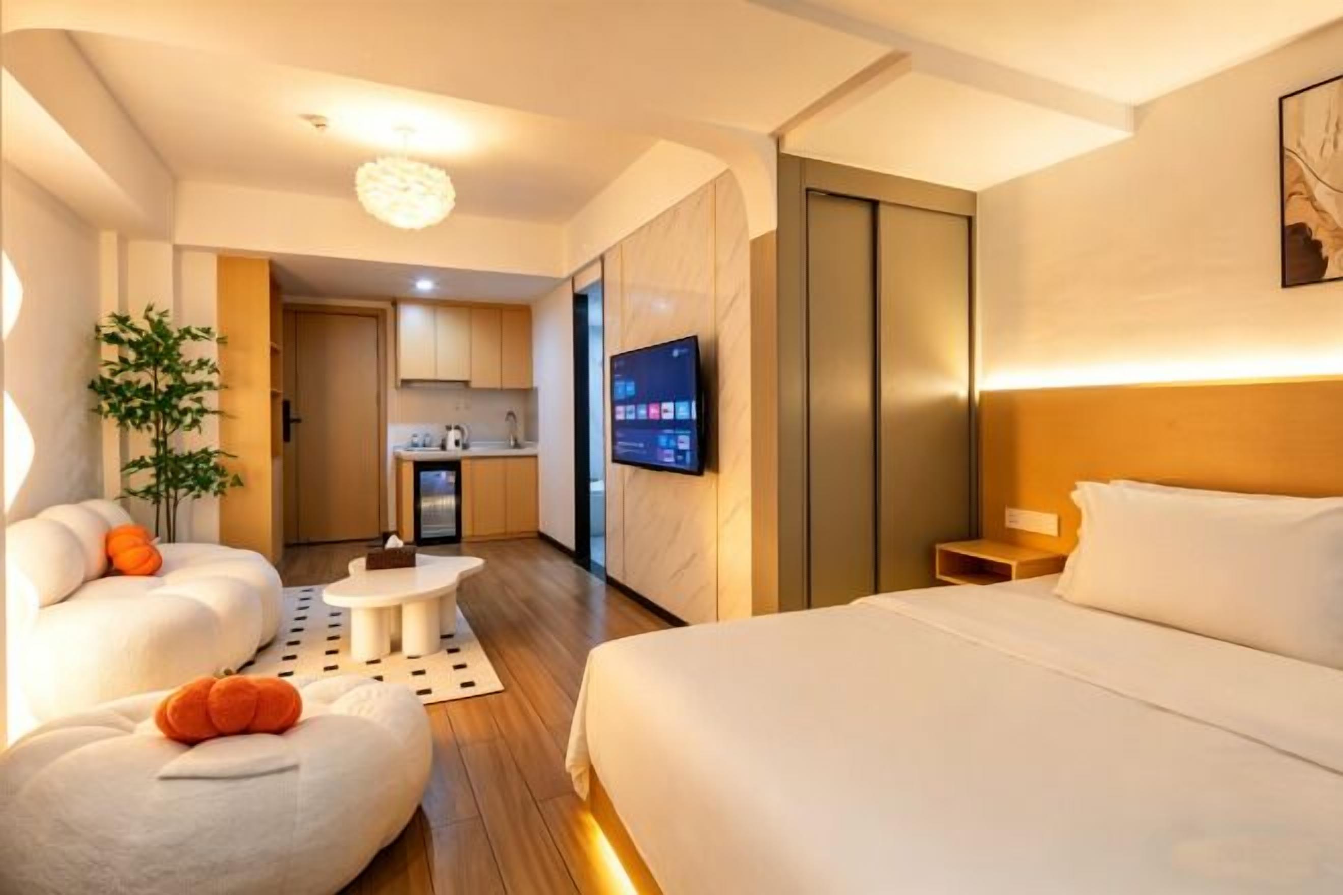 Memory foam beds, minibar, individually furnished, desk