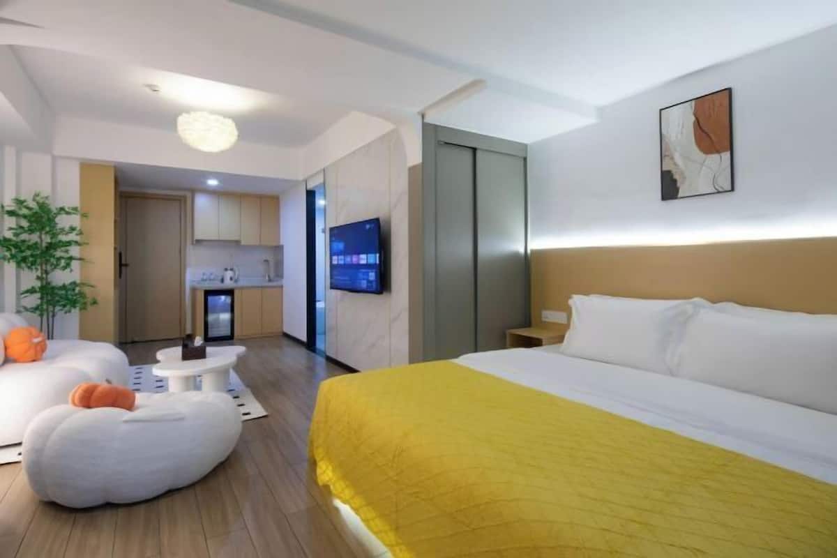 Memory foam beds, minibar, individually furnished, desk