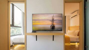 Standard Studio Suite | Memory foam beds, minibar, individually furnished, desk