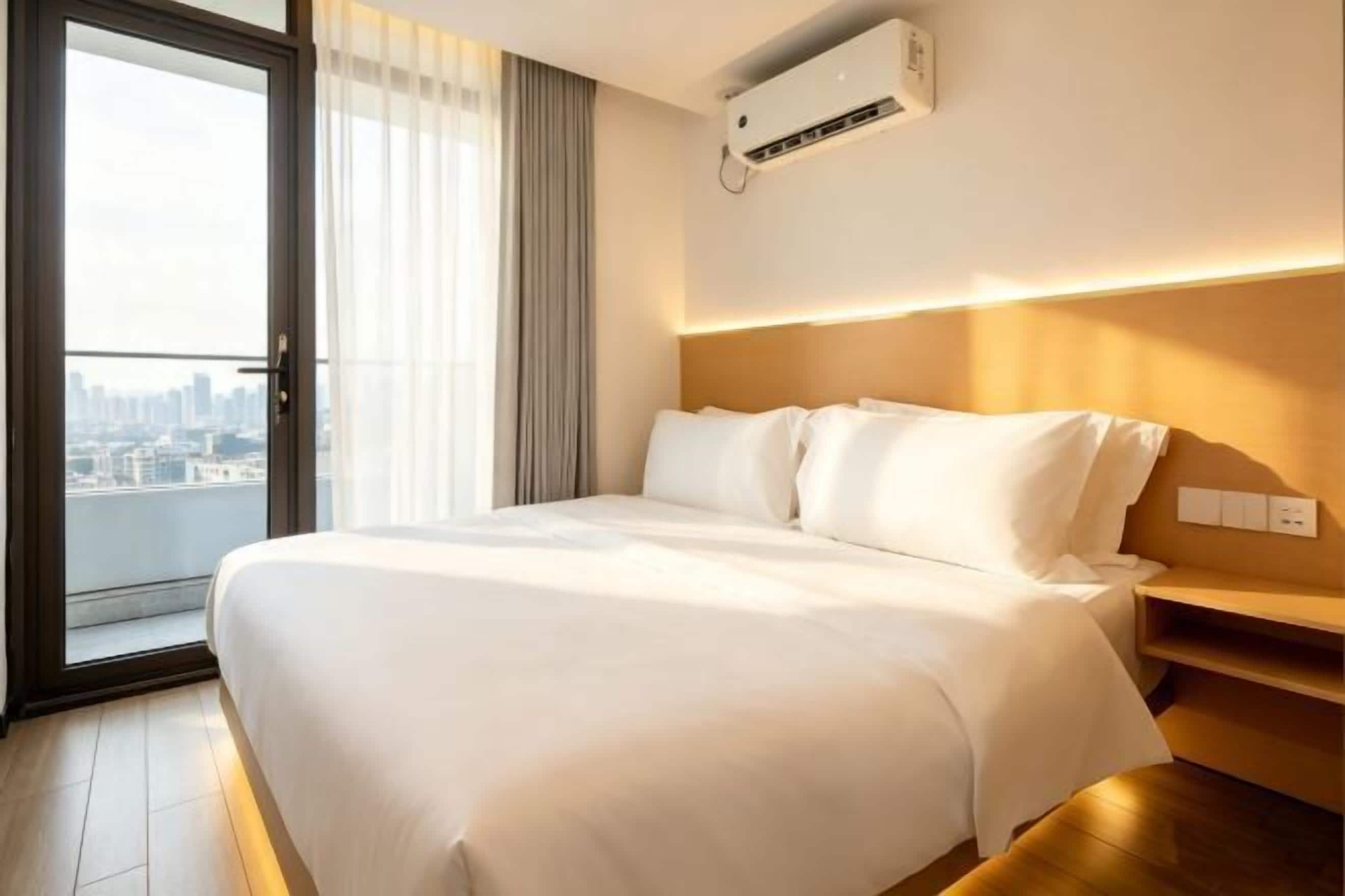 Memory foam beds, minibar, individually furnished, desk