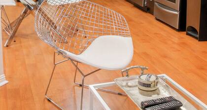 Central Mississauga Modern Apartment | Free Parking
