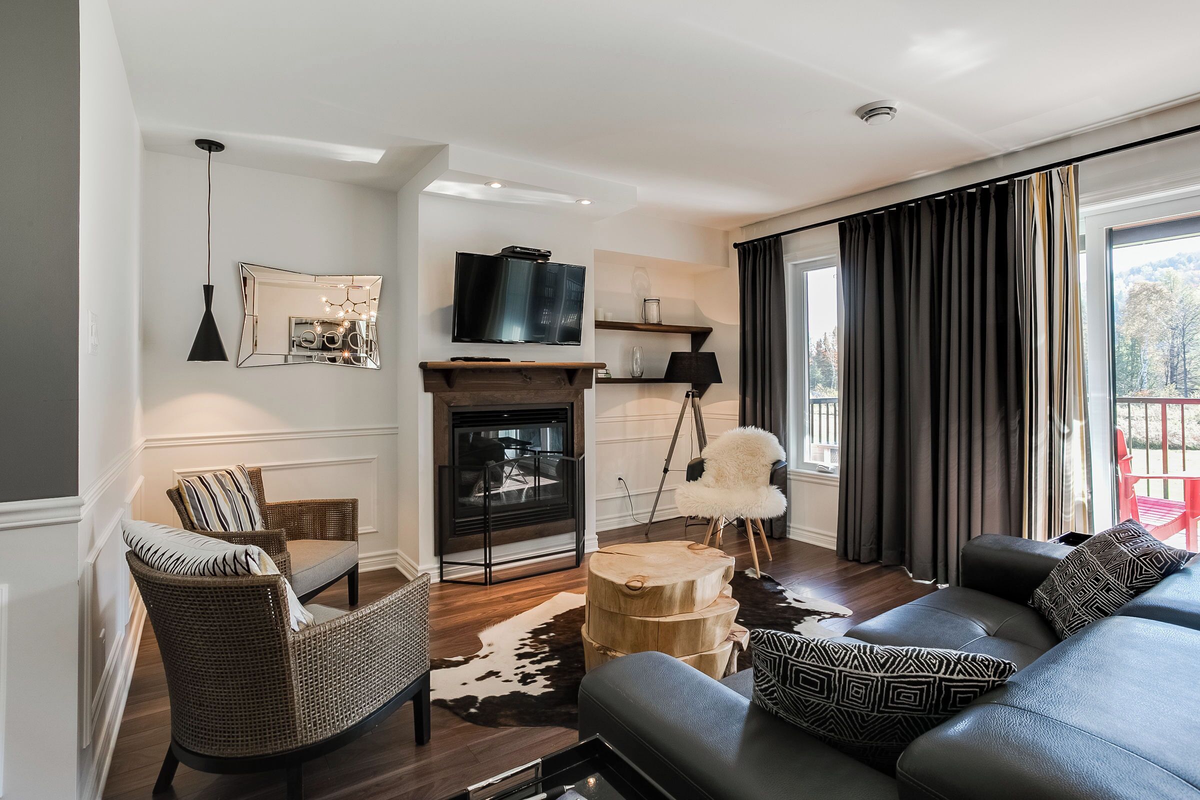 콘도, 발코니, 산 전망 | 거실 공간