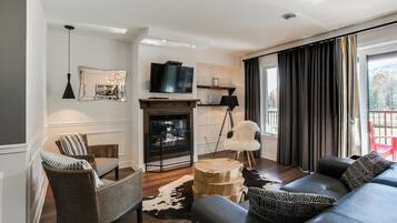 Condo, Balcony, Mountain View | Living area