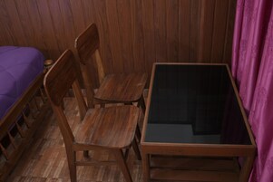 Quarto econômico | Escrivaninha, Wi-Fi de cortesia