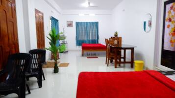 Family Room | Desk, free WiFi