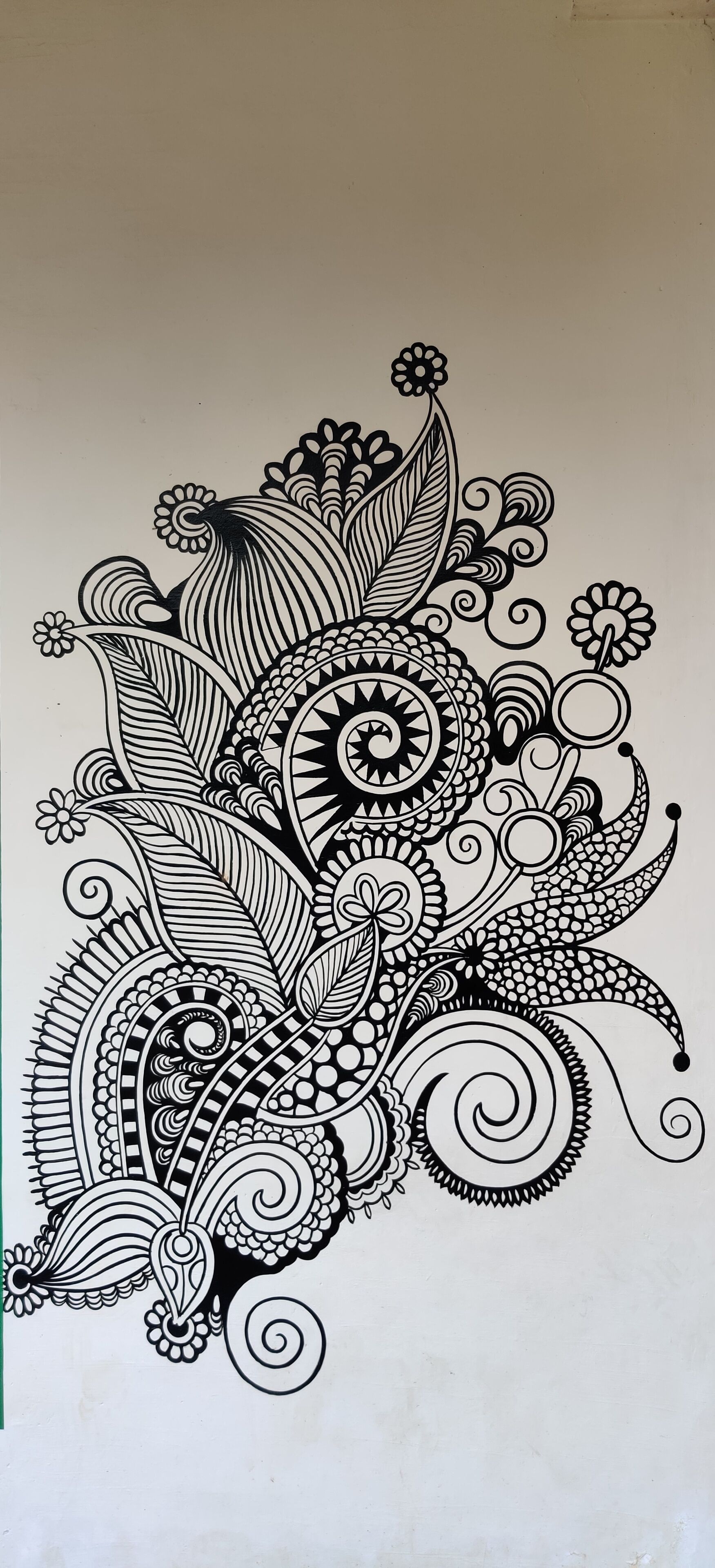 Un intrincado estampado paisley en blanco y negro.