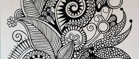 Un intrincado estampado paisley en blanco y negro.