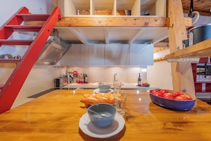 Réfrigérateur, four, plaque de cuisson, cafetière/bouilloire