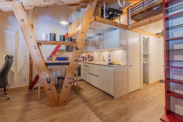 Fridge, oven, stovetop, coffee/tea maker