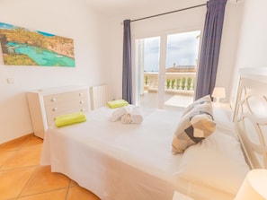 4 bedrooms, iron/ironing board, internet, bed sheets
