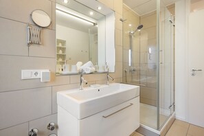Dusche, Haartrockner, Handtücher, Seife