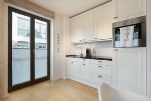 Geladeira, fogão, lava-louças, cafeteira/chaleira