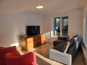 Smart-TV, peis, bordtennis og bøker