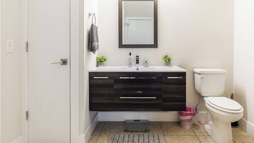 Séchoir à cheveux, serviettes fournies, savon, papier de toilette