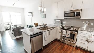 Réfrigérateur, four à micro-ondes, un four, surface de cuisson