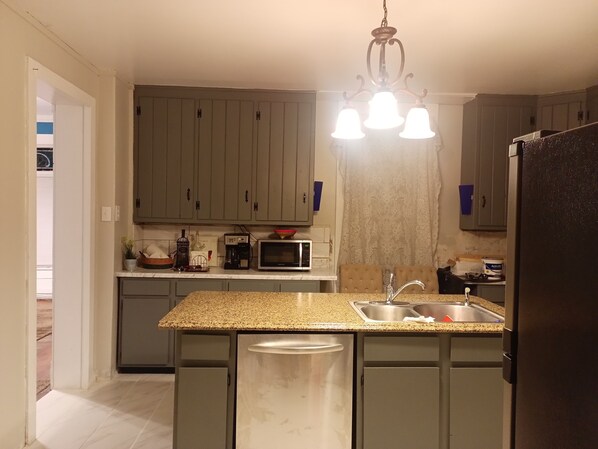 Microwave, oven, stovetop, dishwasher - Charming 1-bedroom within an historic mansion with WiFi, AC in Quincy (Quincy)