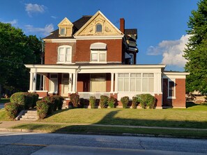 Exterior - Charming 1-bedroom within an historic mansion with WiFi, AC in Quincy (Quincy)