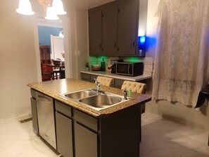 Microwave, oven, stovetop, dishwasher - Charming 1-bedroom within an historic mansion with WiFi, AC in Quincy (Quincy)