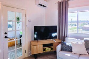 Smart-TV, Kamin, DVD-Player, Bücher