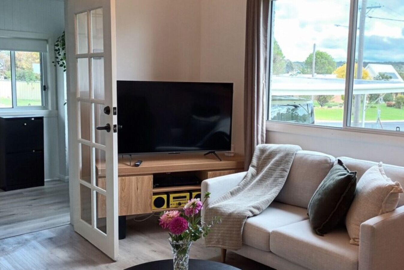 Smart-TV, Kamin, DVD-Player, Bücher